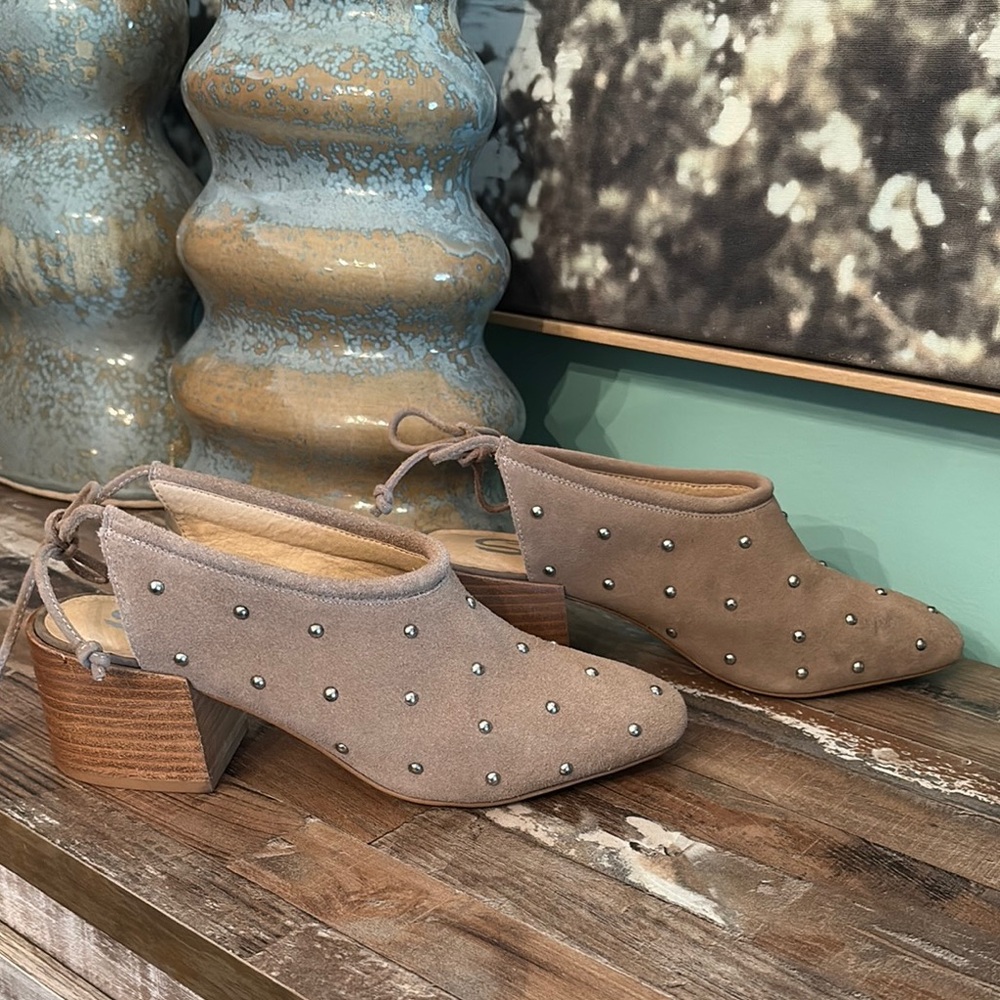 Sbicca Tan leather Mules with Perforated Design and Chunky Heel